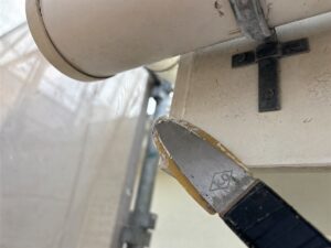 茅ヶ崎市の雨樋まわりの取り合いのシーリング作業