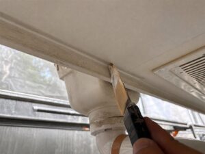 茅ヶ崎市の軒天まわりのシーリングのヘラ押さえ
