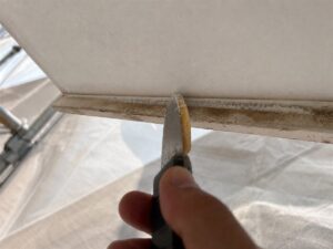 茅ヶ崎市の軒天と外壁の取り合いのシーリング作業