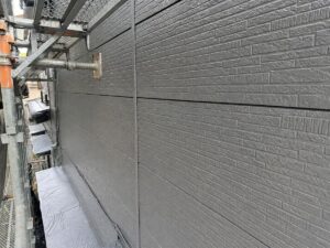 藤沢市の外壁の中塗りを終えたレンガ調サイディングの壁面