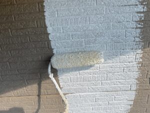藤沢市の外壁の下塗りをローラーで塗り進めている様子
