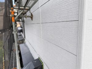 藤沢市の外壁の下塗りが終わった壁面を足場の上から見た様子